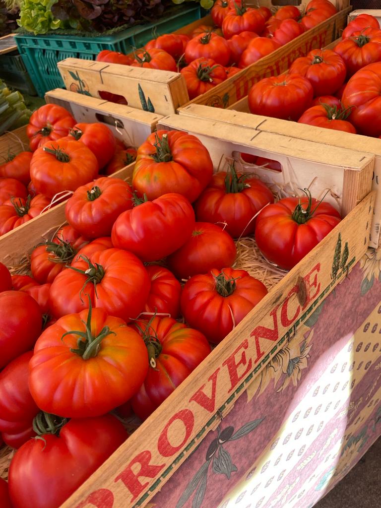Tomates anciennes de saisons sur marché local